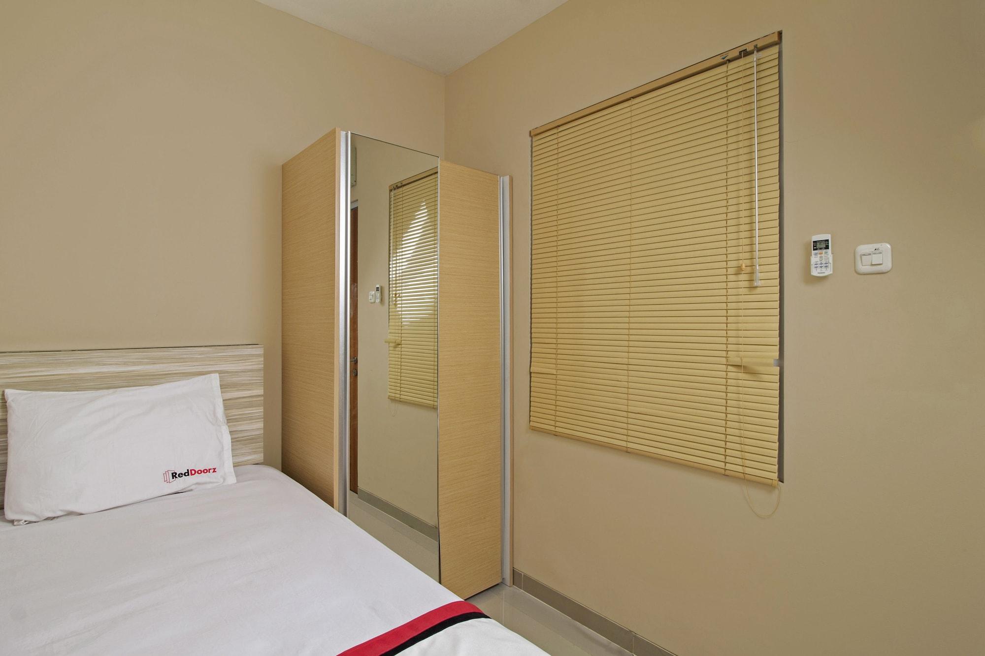 Reddoorz Plus @ Setiabudi Tengah Джакарта Экстерьер фото